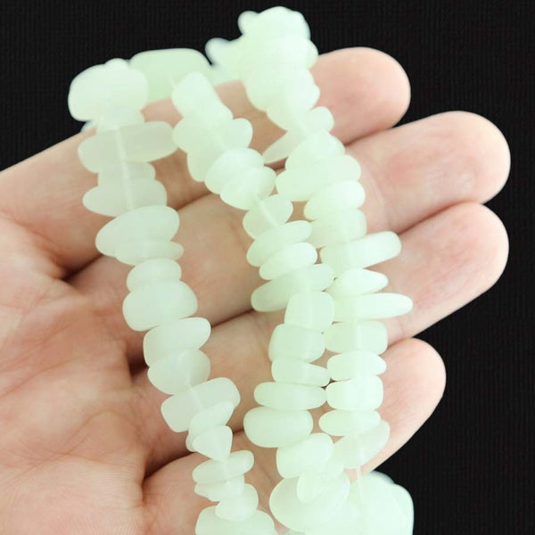 Perles de verre de mer de culture pépite 9 mm x 6 mm - vert menthe clair - 1 brin 50 perles - U028