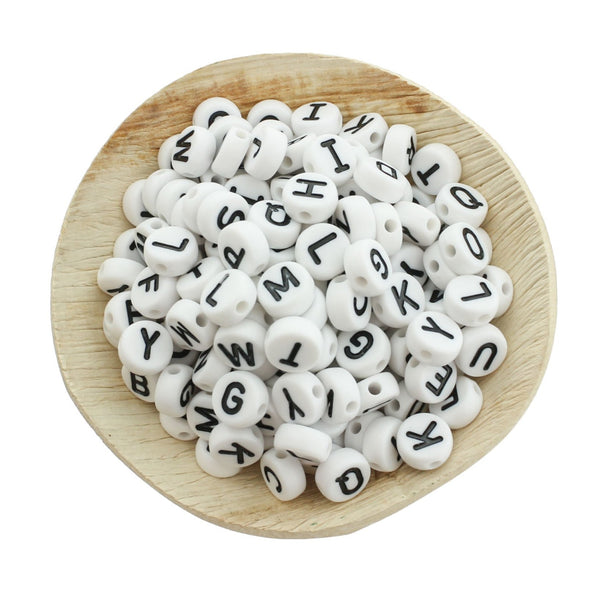 Perles Acryliques Alphabet Rond Plat 10mm - Lettres Assorties Noires - 50 Perles - BD2668