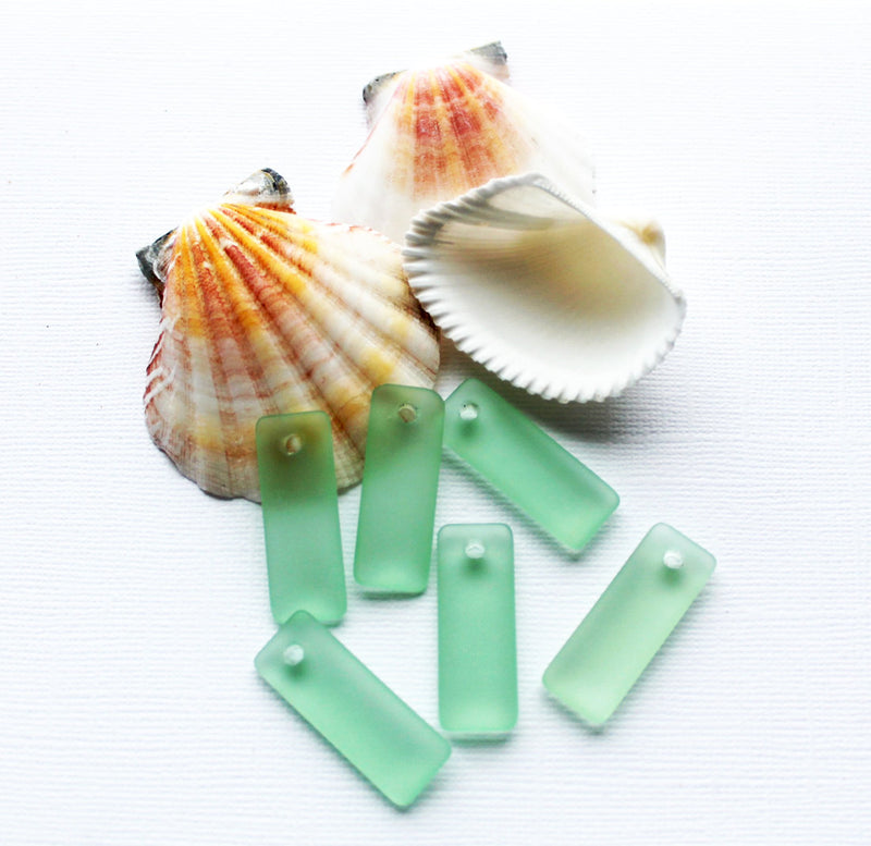 2 breloques en verre de mer de culture rectangle vert menthe arrondi - U075