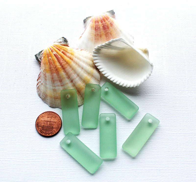 2 breloques en verre de mer de culture rectangle vert menthe arrondi - U075