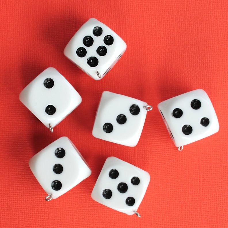 2 breloques dés en résine 3D - K251