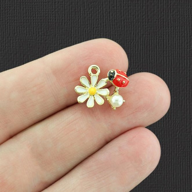 2 breloques en émail doré marguerite coccinelle - E1006
