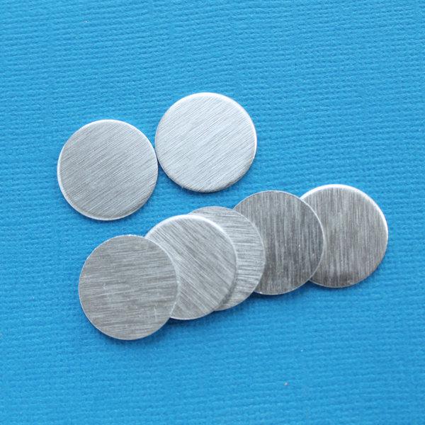 Ébauches d'estampage circulaires - Aluminium brossé argenté - 17,5 mm - 20 étiquettes - MT138