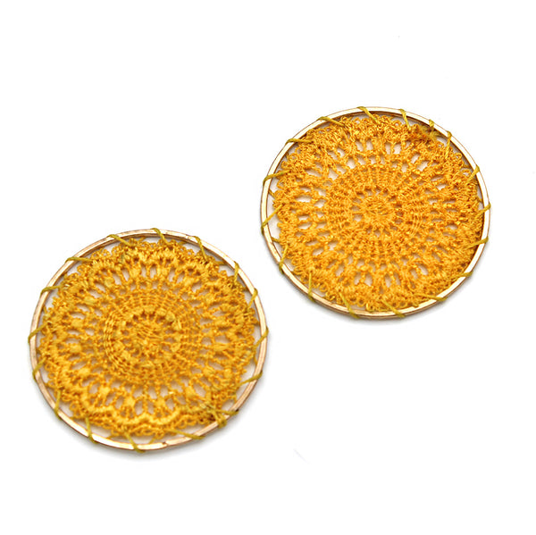 2 pendentifs dorés en dentelle tissée jaune - TSP118