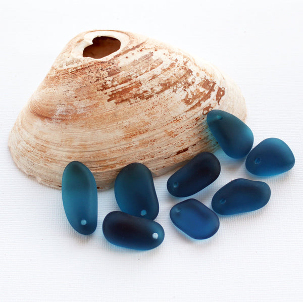 2 breloques bleues en verre de mer de culture de forme libre - U018