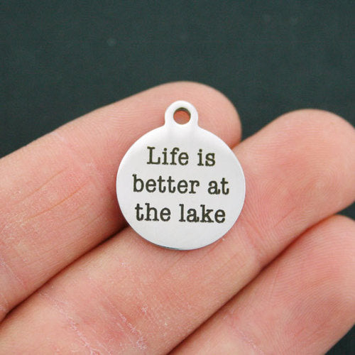 Breloques Lake en acier inoxydable - La vie est meilleure au - BFS001-0261