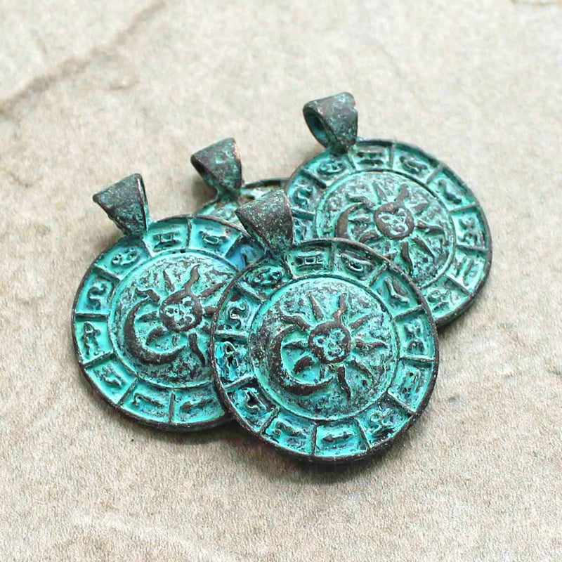 Pendentif Zodiac Antique Copper Tone Mykonos Charm avec patine verte - BC1528