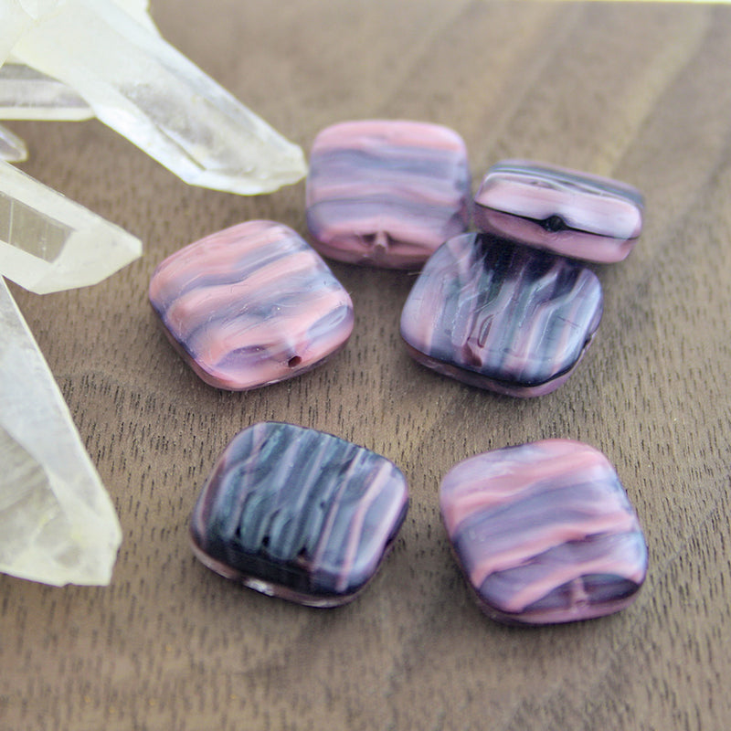 Perles en verre pressé tchèque carrées 14 mm - Rayure violette et rose polie - 2 perles - CB320