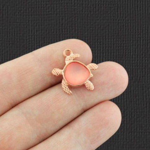 Charm tortue ton or rose avec verre de mer rose incrusté - GC247