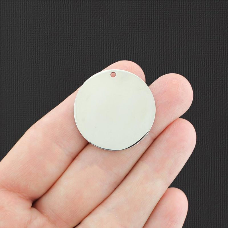 Nos breloques rondes familiales en acier inoxydable de 30 mm sont à une tente d'un cirque à part entière. -BFS010-5018