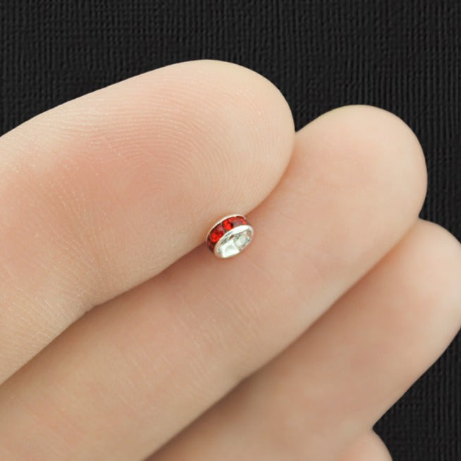 Rondelle Spacer Beads 4mm x 2.1mm - Ton argenté avec strass rouges incrustés - 25 Perles - SC6113