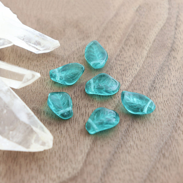 Perles en verre pressé tchèque feuille de hêtre 14 mm x 9 mm - bleu ciel poli - 20 perles - CB106