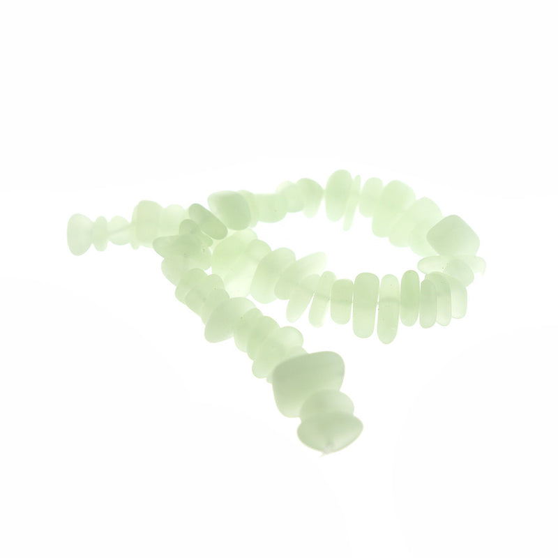 Perles de verre de mer de culture pépite 9 mm x 6 mm - vert menthe clair - 1 brin 50 perles - U028