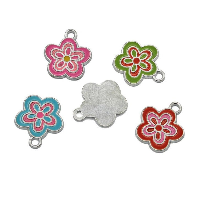 Assortiment de 4 breloques en émail argenté fleuri - E982