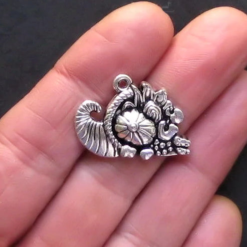 4 breloques argentées antiques de corne d'abondance - SC696