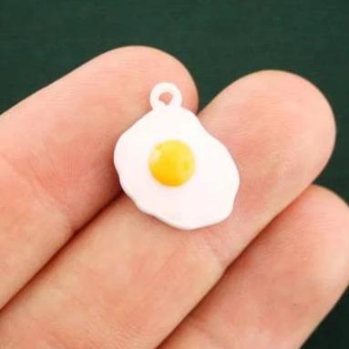 4 breloques œuf au plat en émail - E247