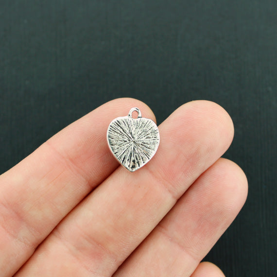 4 charmes de cabochon de ton argent antique de coeur d'échelle de sirène - Z548