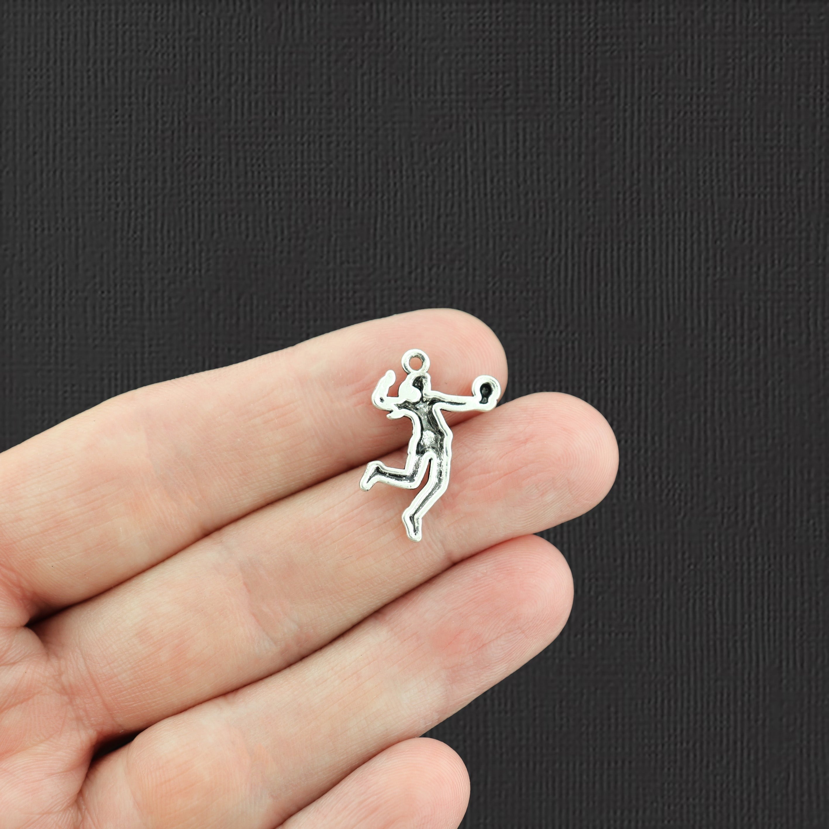 4 breloques de joueur de volley-ball ton argent antique - SC3823