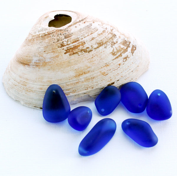 2 breloques en verre de mer de culture de forme libre bleu royal - U017