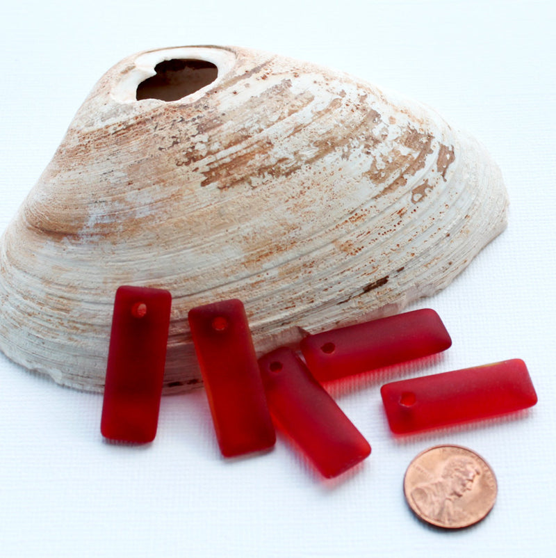 2 breloques en verre de mer de culture rectangle arrondi rouge - U074