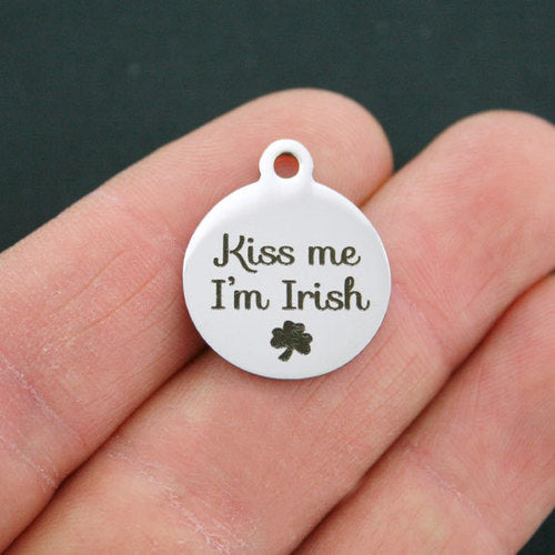 Embrassez-moi les breloques en acier inoxydable - Je suis irlandais - BFS001-0462