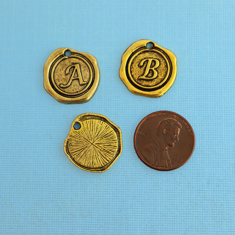26 breloques de ton or antique de lettre de l'alphabet - 1 ensemble - ALPHA400