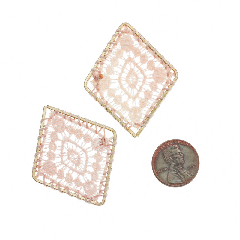2 pendentifs dorés à losanges en dentelle tissée rose clair - TSP238