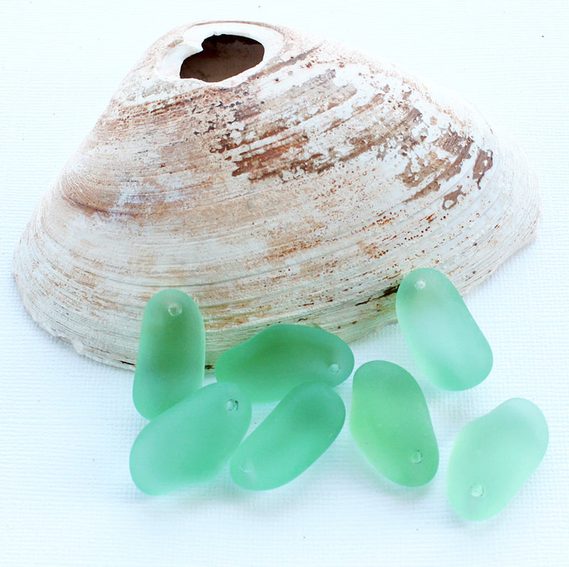 2 breloques en verre de mer de culture de forme libre vert clair - U015