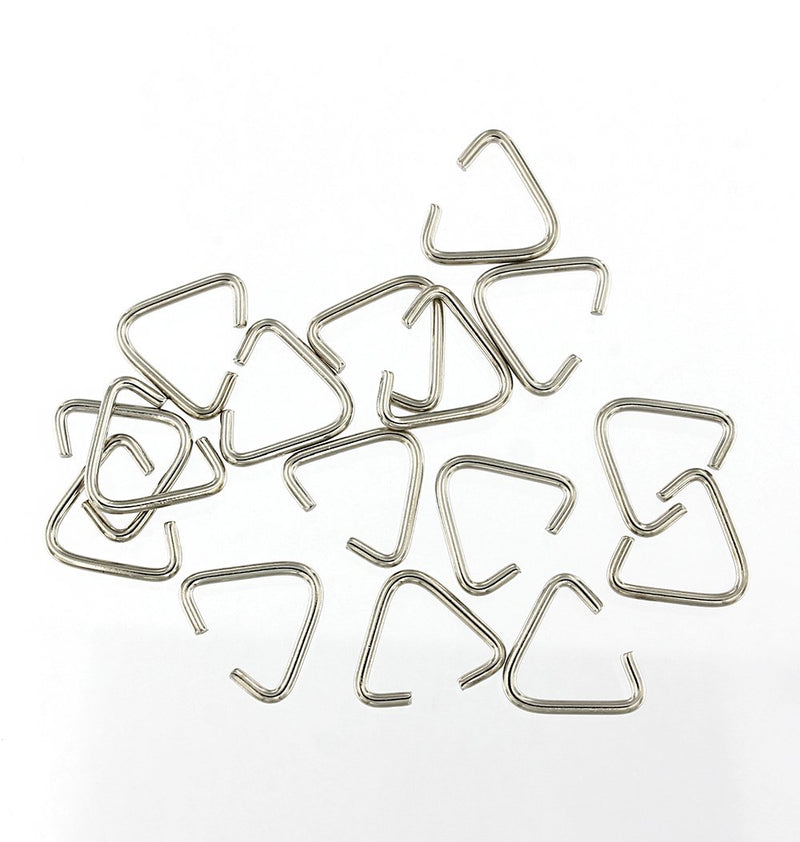 Anneaux triangulaires argentés 11 mm x 13 mm x 1,1 mm - Calibre 21 ouvert - 50 anneaux - J113