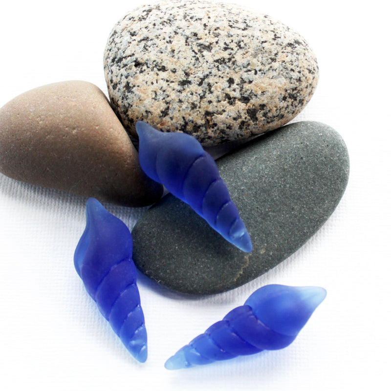Breloque en verre de mer de culture de conque bleu royal - U031