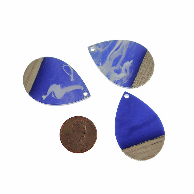 2 breloques en bois naturel en forme de larme et en résine tourbillonnante bleue 36 mm - WP556