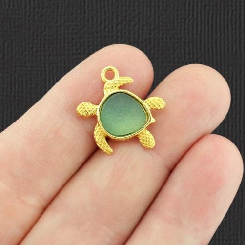 Tortue Antique Gold Tone Charm Avec Verre De Mer Vert Incrusté - GC1457