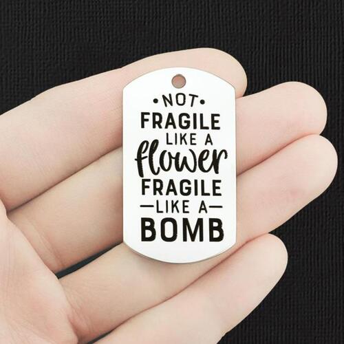 Pas fragile comme les breloques Dog Tag en acier inoxydable - une fleur, fragile comme une bombe - BFS024-7840