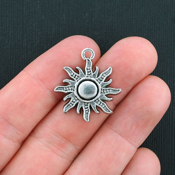 8 breloques soleil ton argent antique - SC1846