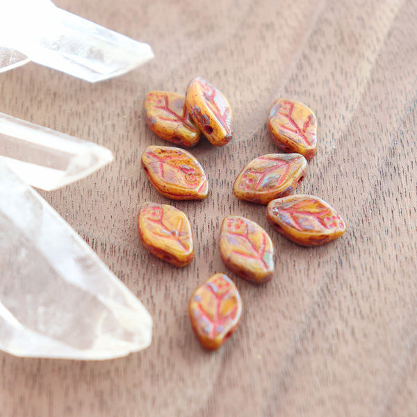 Feuille de hêtre tchèque perles de verre pressé 12 mm x 7 mm - marron avec un lavage rouge - 15 perles - CB339
