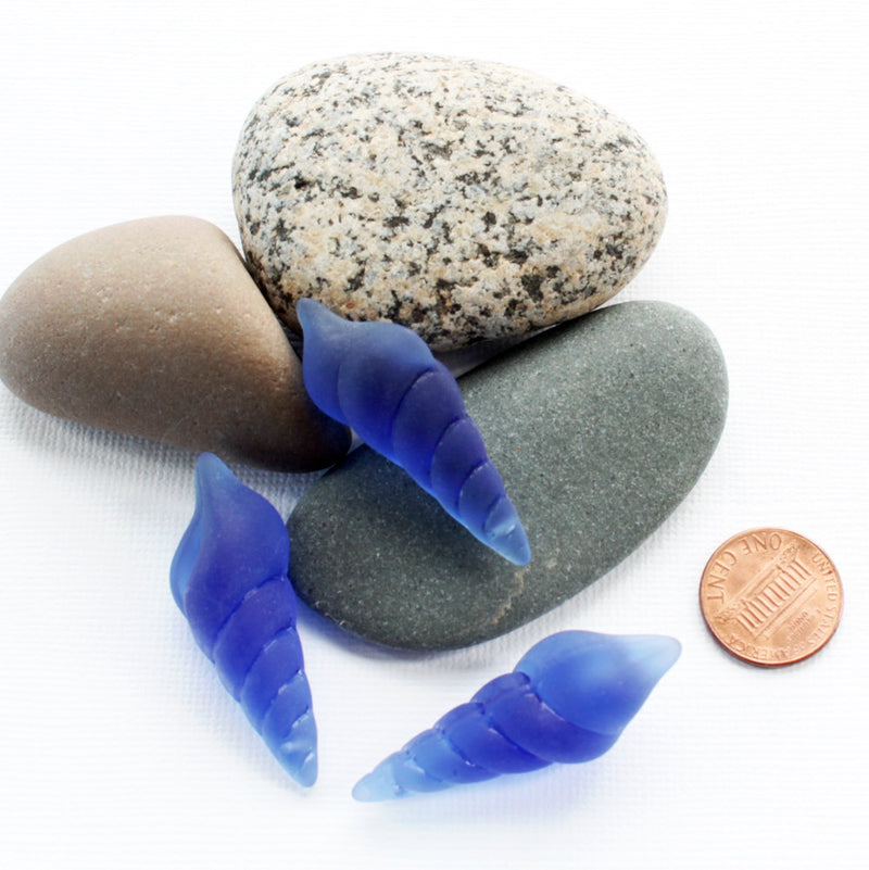 Breloque en verre de mer de culture de conque bleu royal - U031