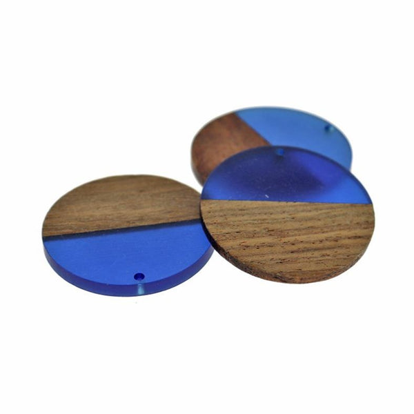 Breloque ronde en bois naturel et résine bleu roi 38 mm - WP076