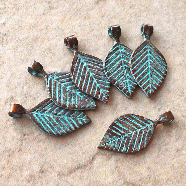 Leaf Antique Copper Tone Mykonos Charms avec patine verte 2 faces - BC1549