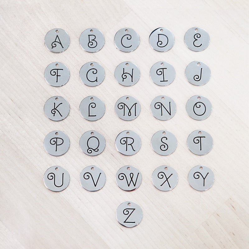 Charmes de lettre en acier inoxydable - Choisissez votre initiale et quantité - 13mm rond - Alphabet fantaisiste - ALPHA3800BFS-IND