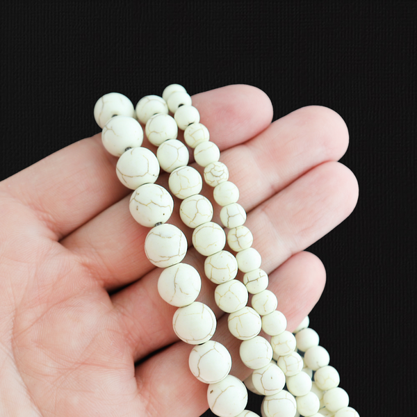 Perles synthétiques rondes en howlite 6 mm - 10 mm - Choisissez votre taille - Blanc crème - 1 brin complet - BD2783