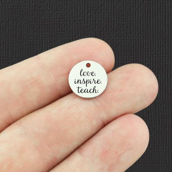 Aimer. Inspirer. Enseigner. Breloques rondes en acier inoxydable de 13 mm - BFS007-8097