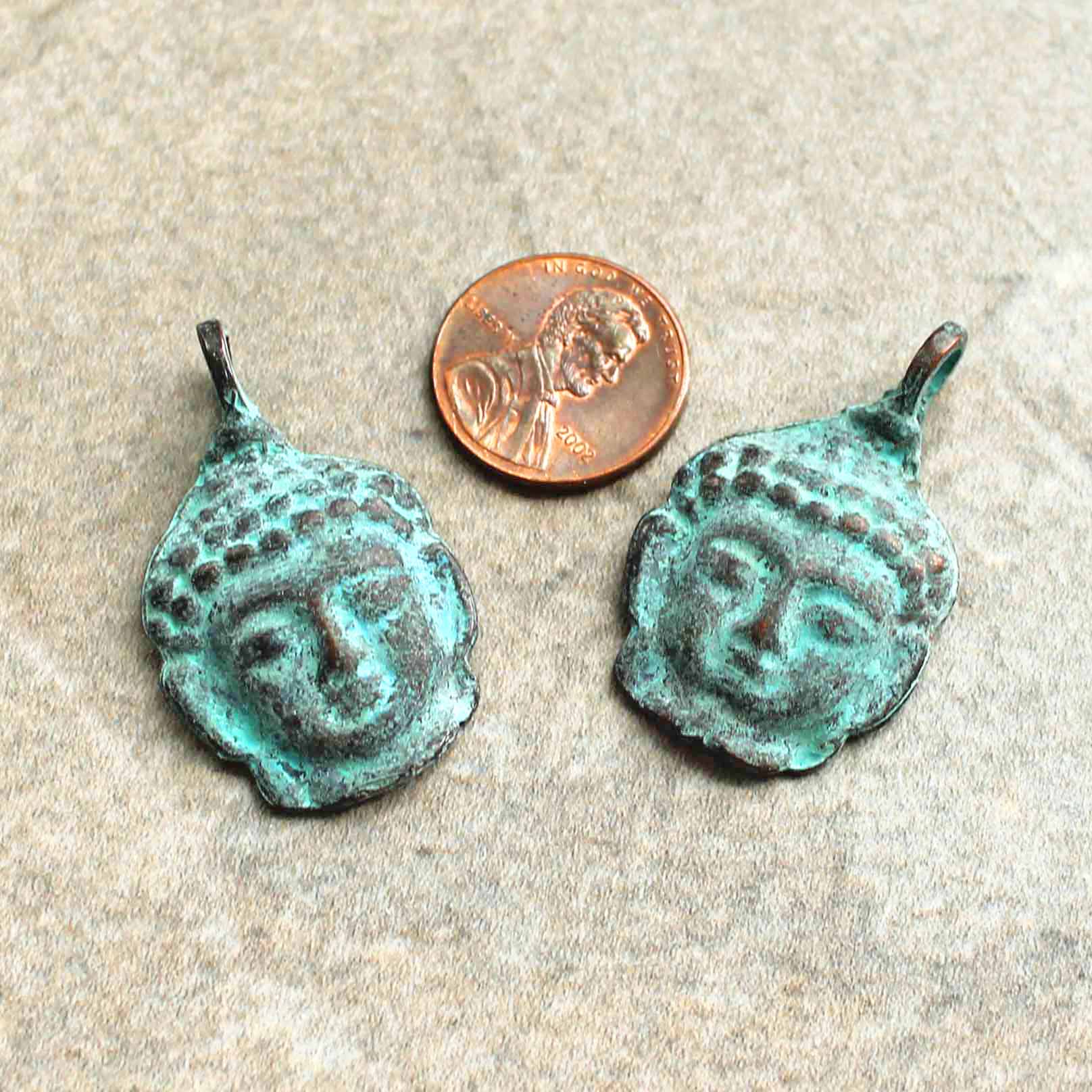 Buddha Antique Copper Tone Mykonos Charm avec patine verte 2 faces - BC1532