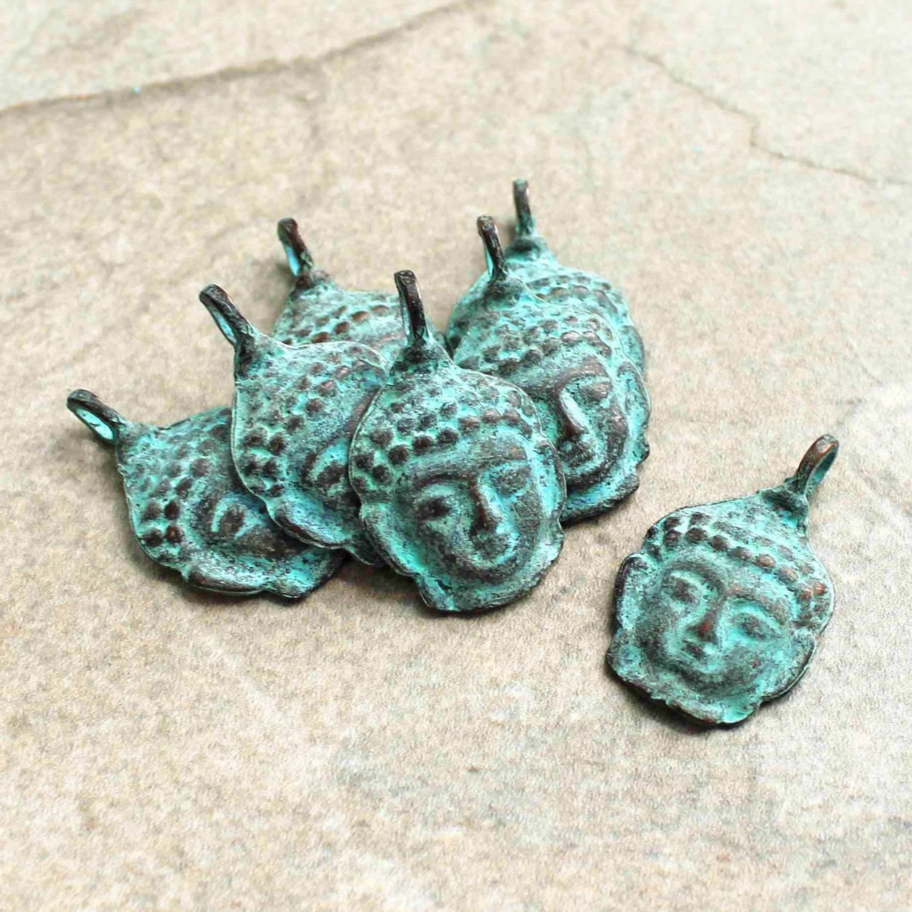 Buddha Antique Copper Tone Mykonos Charm avec patine verte 2 faces - BC1532