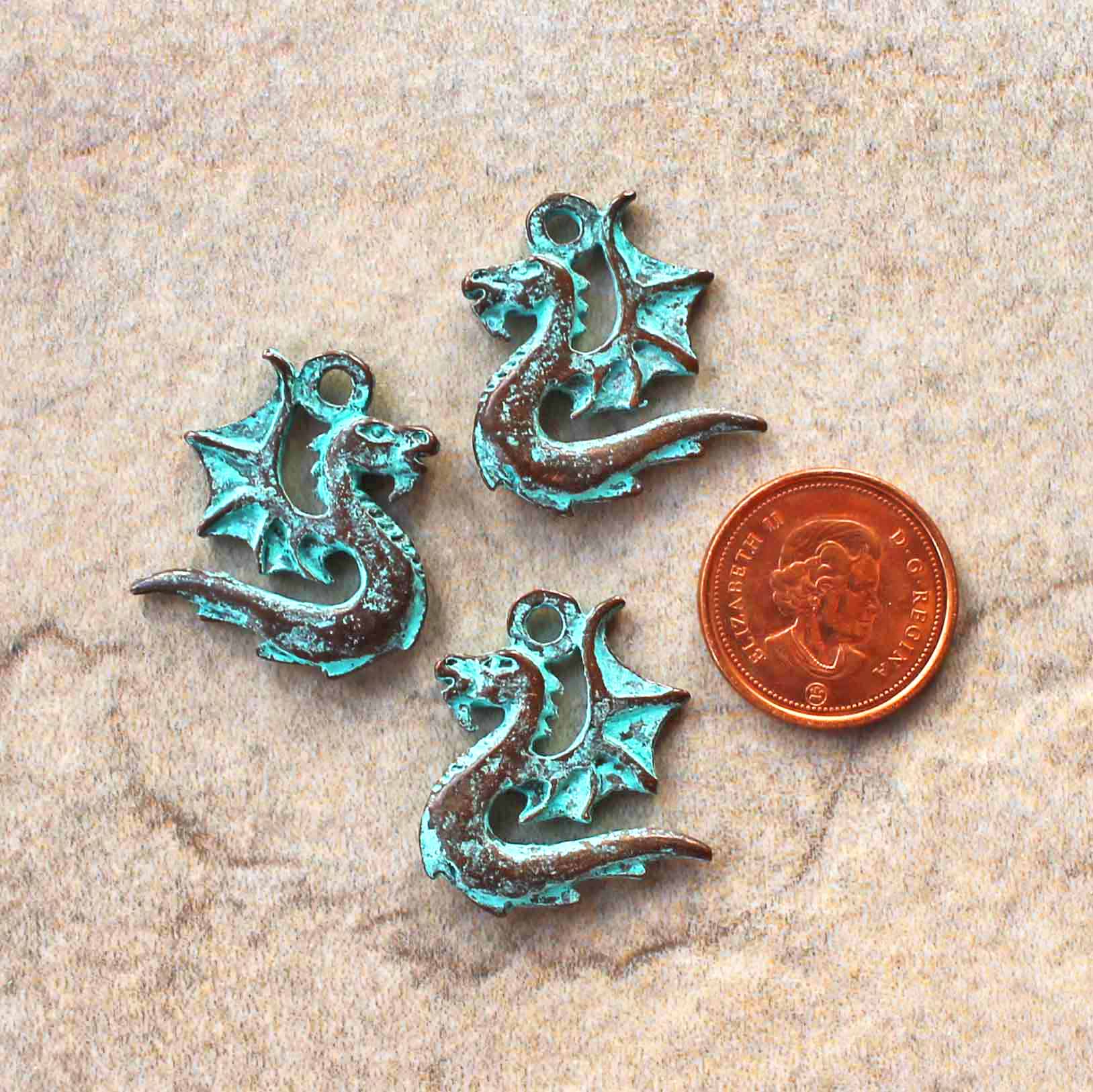 Dragon Antique Copper Tone Mykonos Charms avec patine verte 2 faces - BC1541