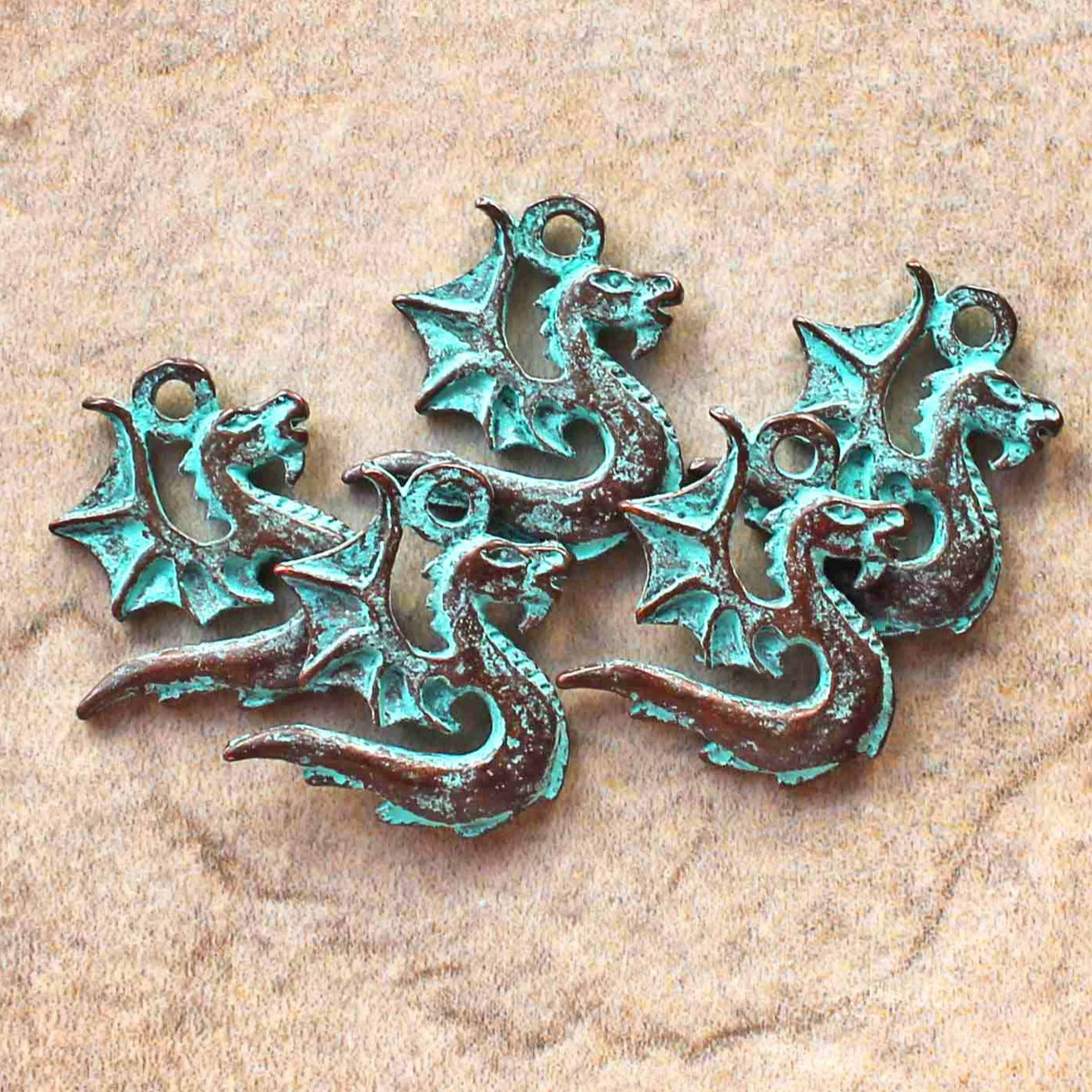 Dragon Antique Copper Tone Mykonos Charms avec patine verte 2 faces - BC1541