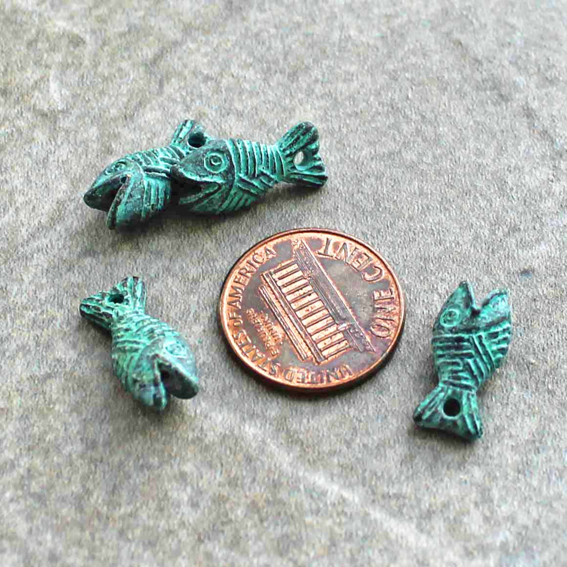 Fish Antique Copper Tone Mykonos Charms avec patine verte 2 faces - BC1536