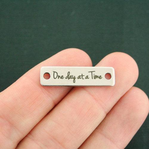 Charms de connecteur en acier inoxydable un jour à la fois - BFS016-7252