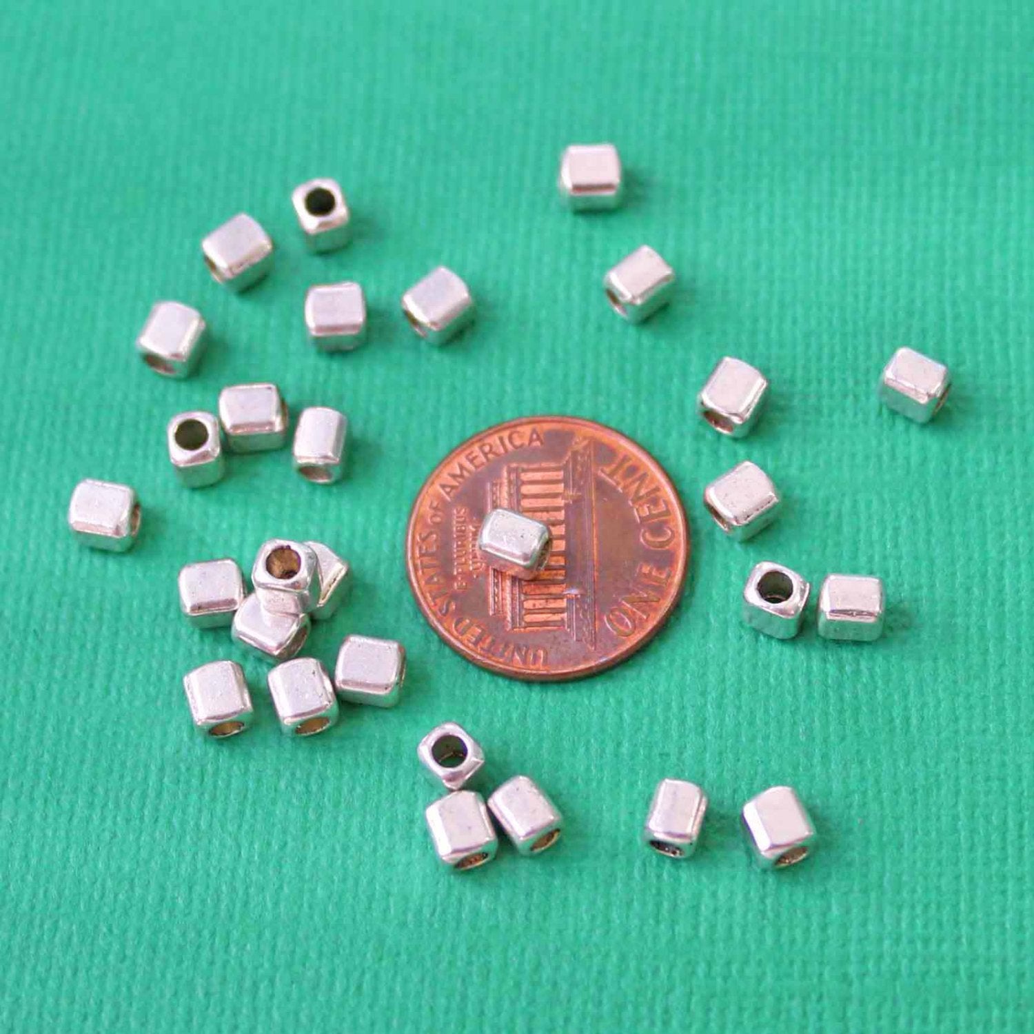 Perles d'espacement carrées 4 mm x 3,5 mm - ton argent - 50 perles - FD444