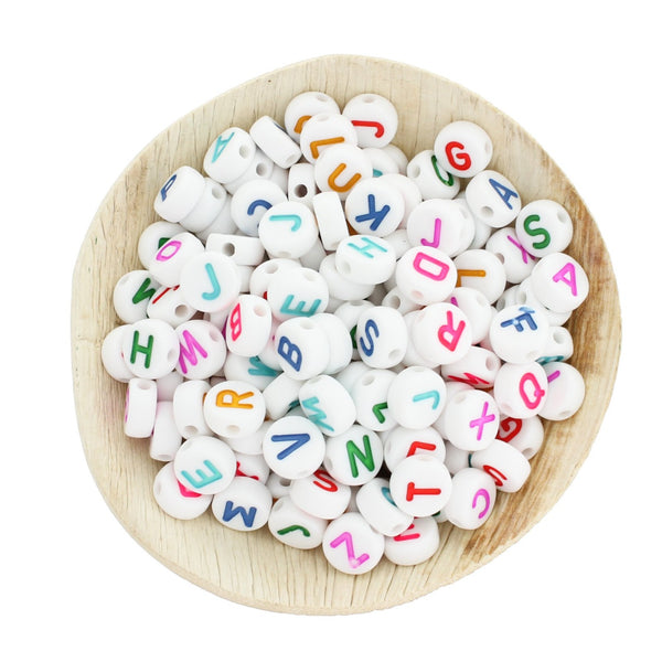 Perles Acryliques Alphabet Rond Plat 10mm - Lettres et Couleurs Assorties - 50 Perles - BD2667