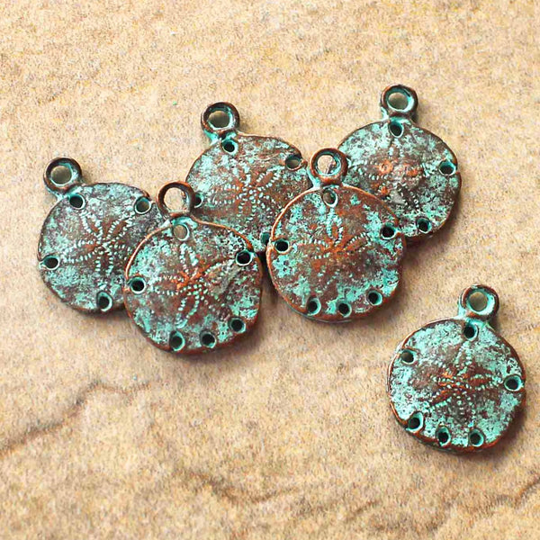 2 Sand Dollar Antique Copper Tone Mykonos Charms avec patine verte - BC1564